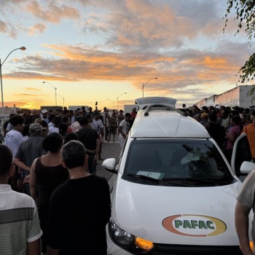 Santaluz: multidão se despede de jovem agredido por guardas municipais e pede justiça