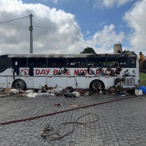 Ônibus pega fogo próximo a posto de combustível em Conceição do Coité; bombeiros continuam no local