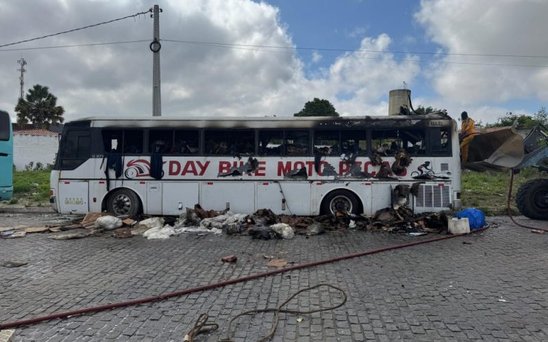 Ônibus pega fogo próximo a posto de combustível em Conceição do Coité; bombeiros continuam no local