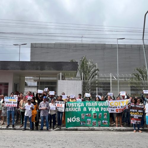 Familiares fazem manifestação em prol da liberdade de policial preso suspeito de morte de advogado em Coité; “Não existem provas concretas da autoria do crime”, diz esposa
