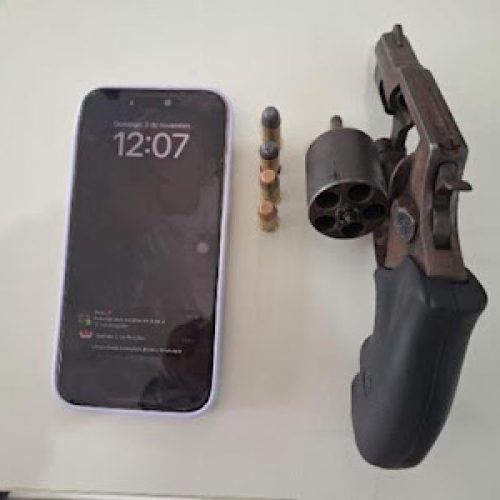 Homem é preso com arma após ameaçar casal em Serrinha