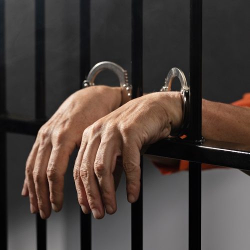 Acusado de matar homem em praça pública é preso em Ichu; irmão também é suspeito de duplo homicídio