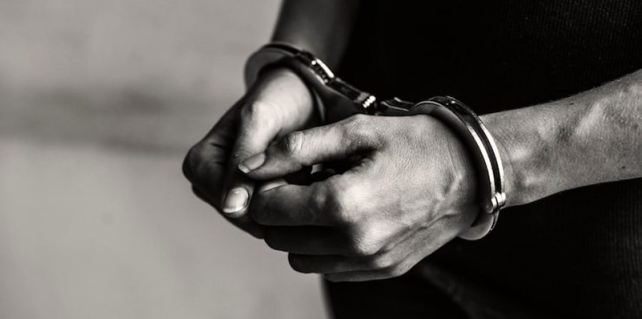 Homem é preso por descumprir medida protetiva e agredir adolescente em Biritinga