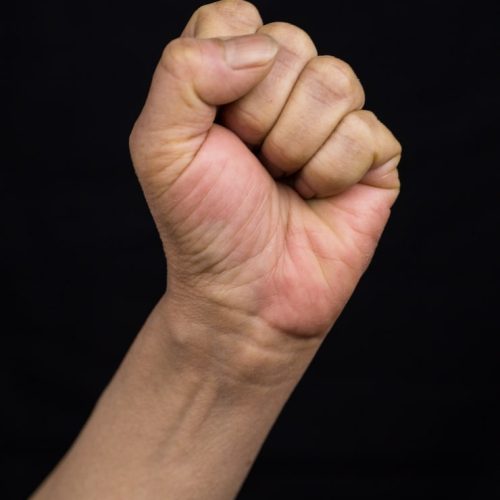 Homem de 59 anos é espancado por motociclistas após reclamar de manobras de “grau” em Conceição do Coité