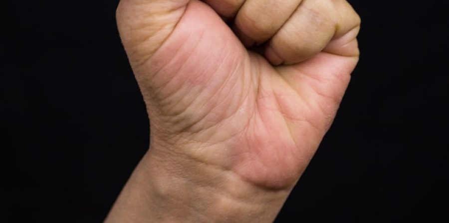 Homem de 59 anos é espancado por motociclistas após reclamar de manobras de “grau” em Conceição do Coité