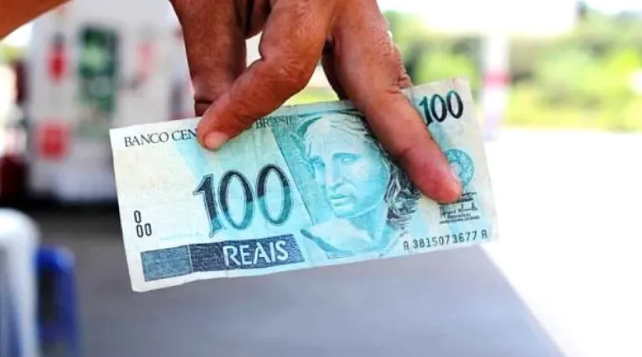 homem-e-conduzido-a-policia-civil-apos-suspeita-de-uso-de-cedulas-falsas-em-comercio-de-serrinha-70398