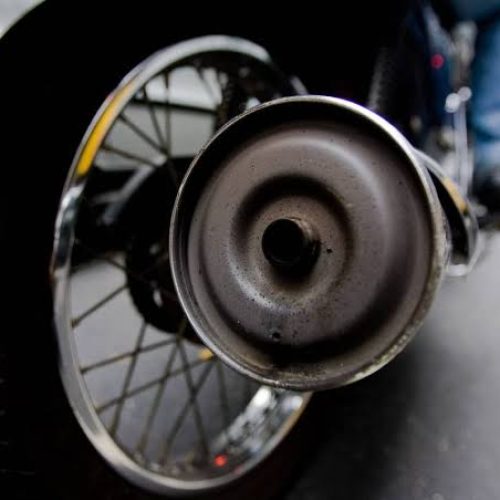 Homem tem moto apreendida pela PM após barulho excessivo causado por descarga aberta em Conceição do Coité; condutor não possui CNH