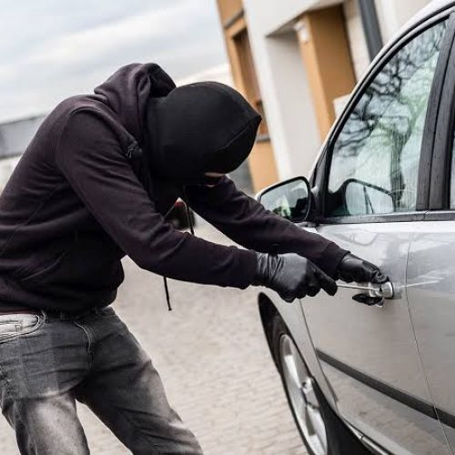 Carro é furtado no centro de Conceição do Coité