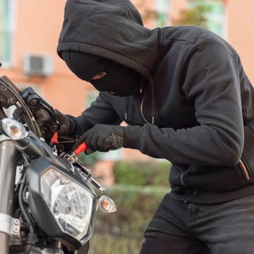 Criminosos armados cercam jovem e roubam moto em Conceição do Coité