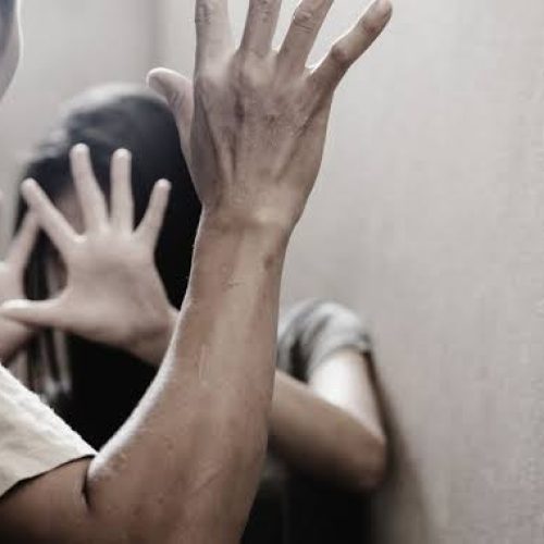 Adolescente dá entrada em hospital após ser agredida e ameaçada pelo próprio pai no centro de Retirolândia