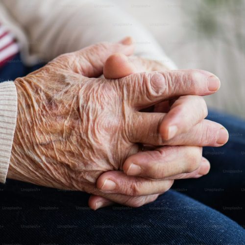 Homem é preso após ameaçar a própria mãe de 79 anos em Conceição do Coité; suspeito estava com machado na mão e arma artesanal