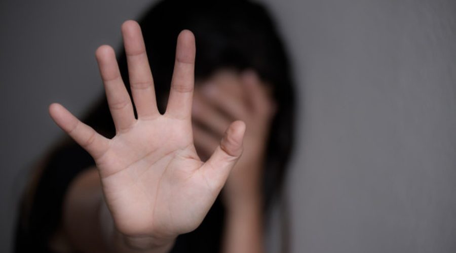 sinal-da-mao-da-mulher-para-parar-de-abusar-da-violencia-conceito-do-dia-dos-direitos-humanos-53476-545